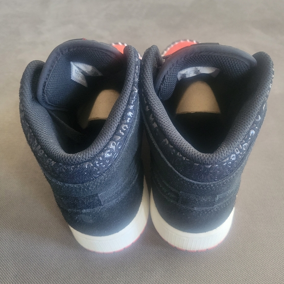 Nike Air Jordan 1 Mid SE Siempre Familia (GS) Youth Size 6 Y DN5121-001 Sneakers - Picture 5 of 9